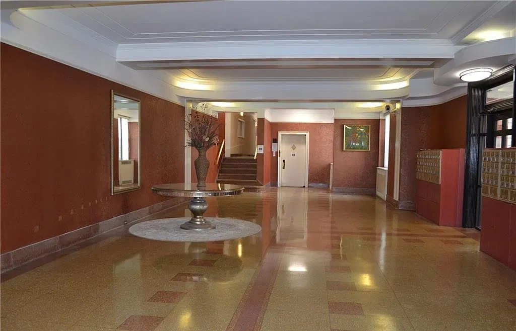 210 Martine Ave — Photo 2
