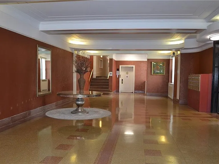 210 Martine Ave — Photo 2