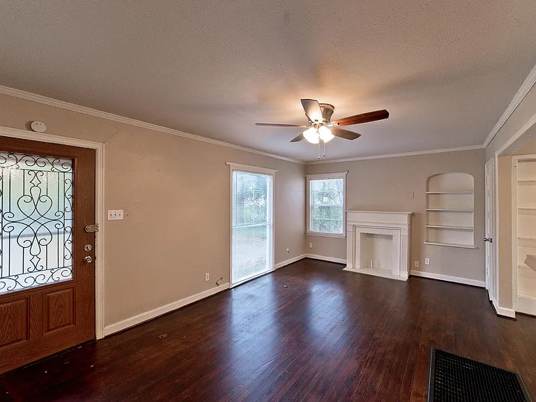 4434 Somerville Ave — Photo 2