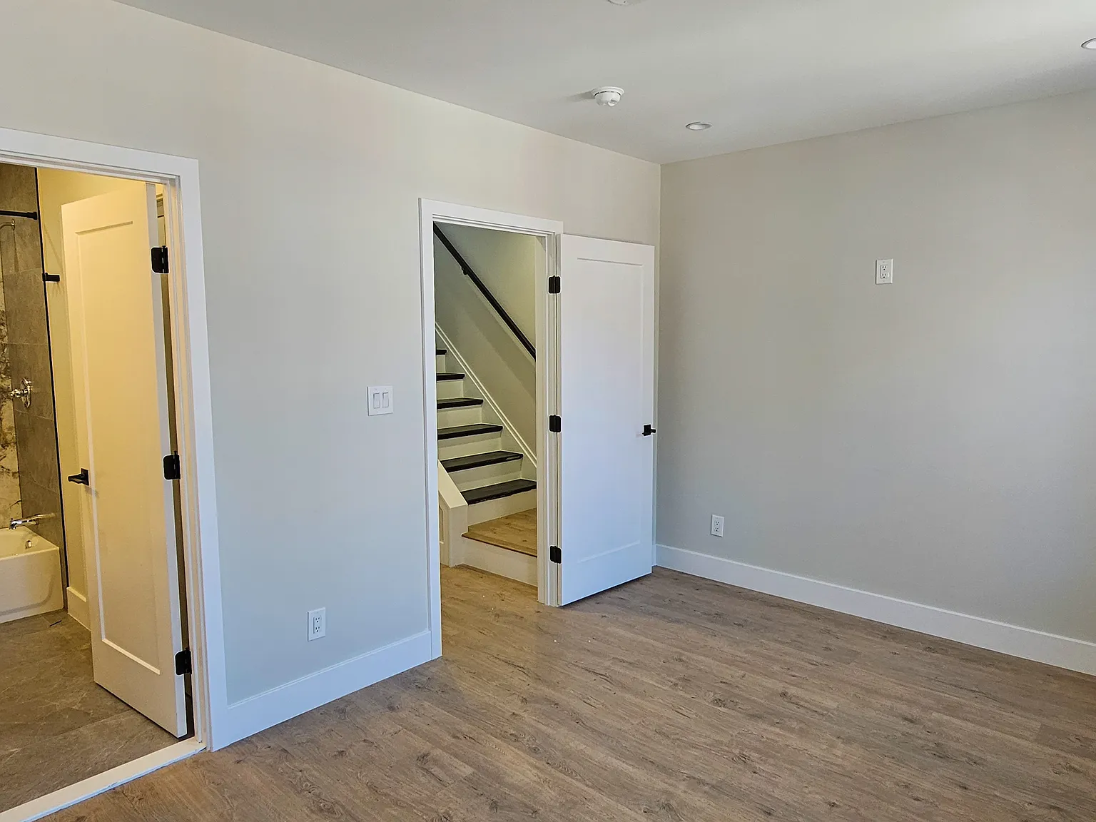4 bed, 2400 sqft, $625 — Photo 1
