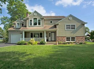 47 Iroquois Dr, Brightwaters, NY 11718