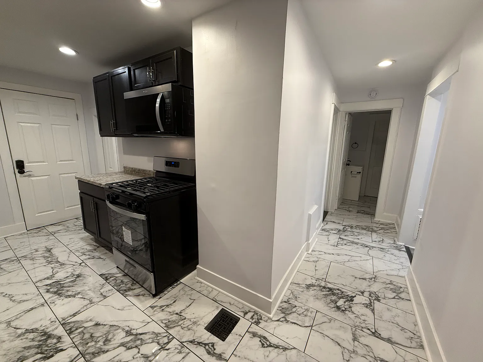 6 bed, 2250 sqft, $4,350 — Photo 4