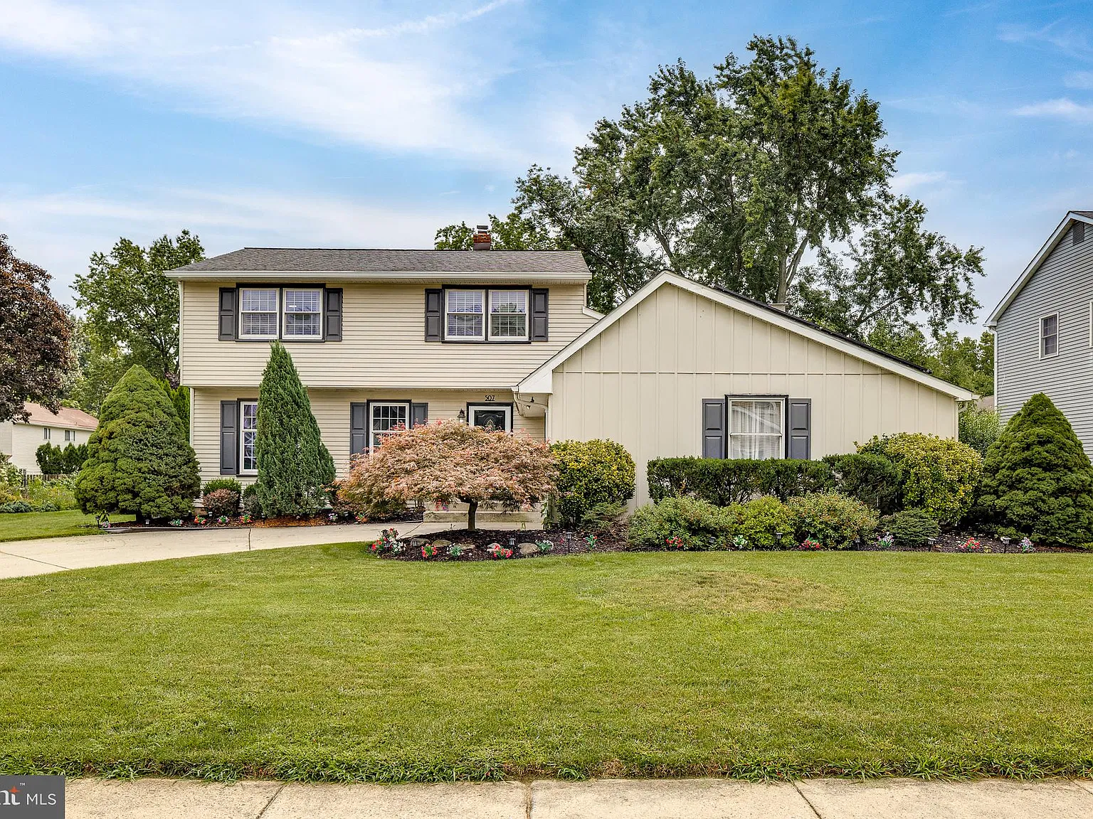 3 bed, 2.5 bath, 2098 sqft, $3,000 — Photo 1