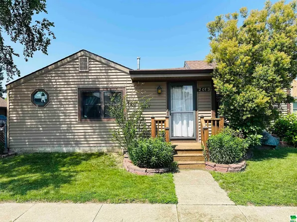 2013 D St, South Sioux City, NE 68776