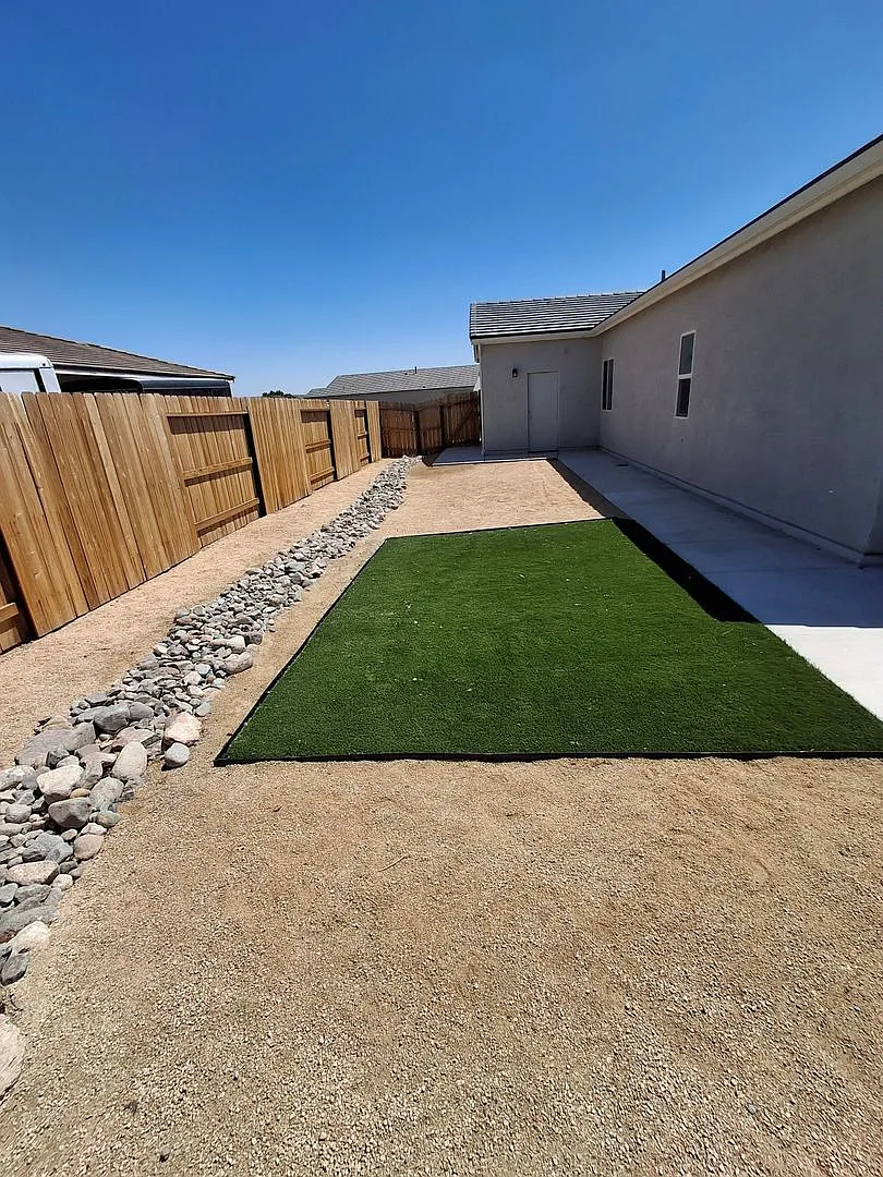 Newer 4 Bedroom Home, 3 car garage in Fallon — Photo 2