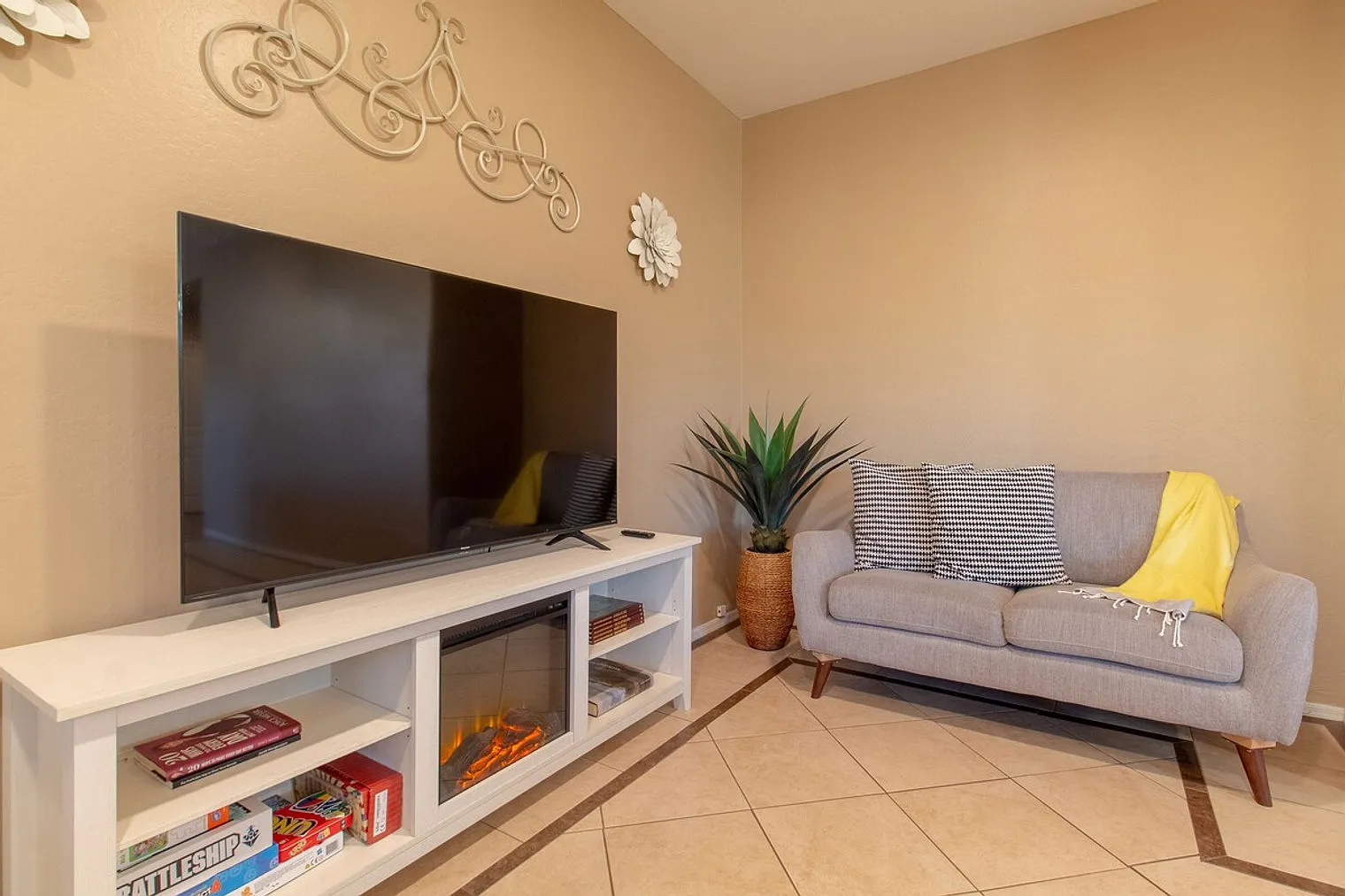 5 bed, 3.0 bath, $5,879 — Photo 2