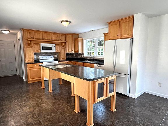 3rd image of 361 Cemetery Rd