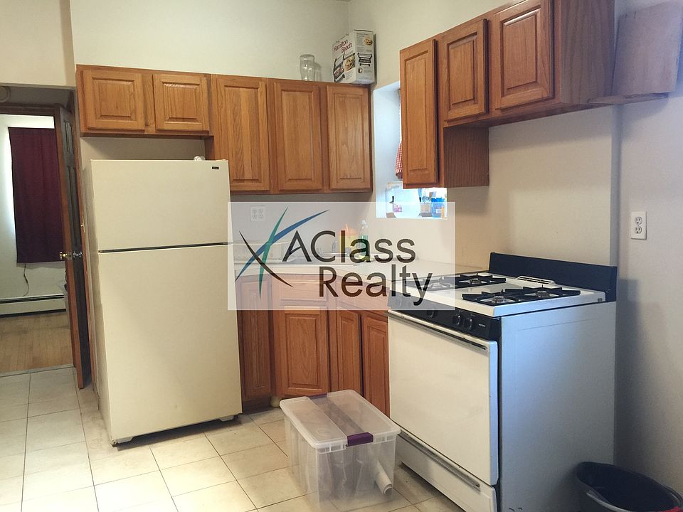 1st image of 3056 Steinway St