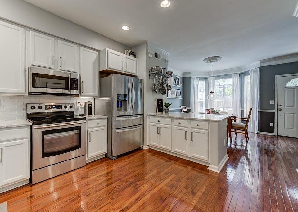 Kitchen, all cabinets and drawers are soft close, great shelf for storing pots and pans.