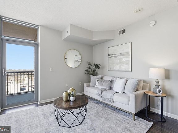 2nd image of 851 N Glebe Rd APT 1812