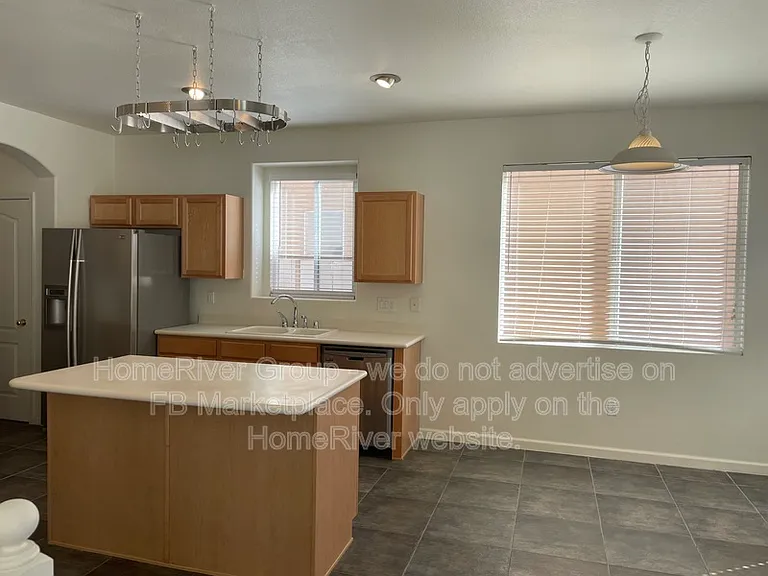 1100 Diamondback Dr NE — Photo 3