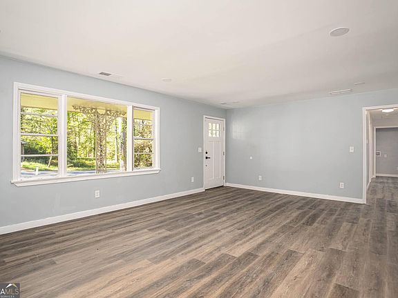 5th image of 2933 Shelly Dr SW