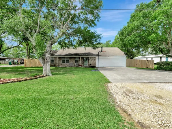 1002 S 2nd St, Ganado, TX 77962
