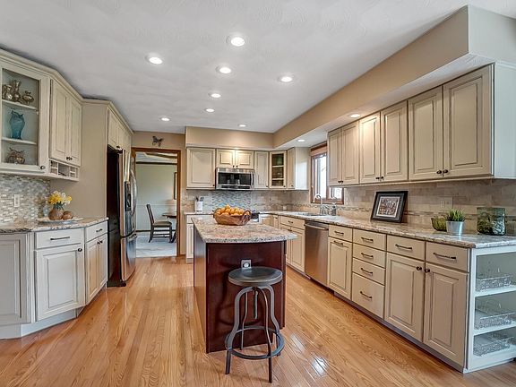 4th image of 8541 Davington Dr