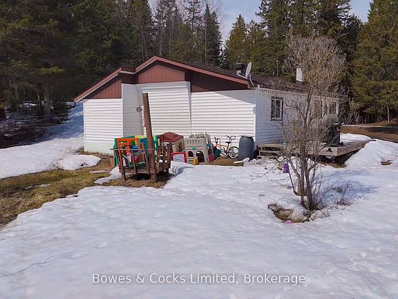 4th image of 1046 Detlor Rd