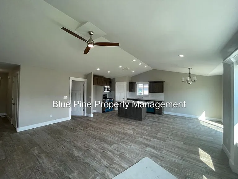 1924 Harrington Cir — Photo 5