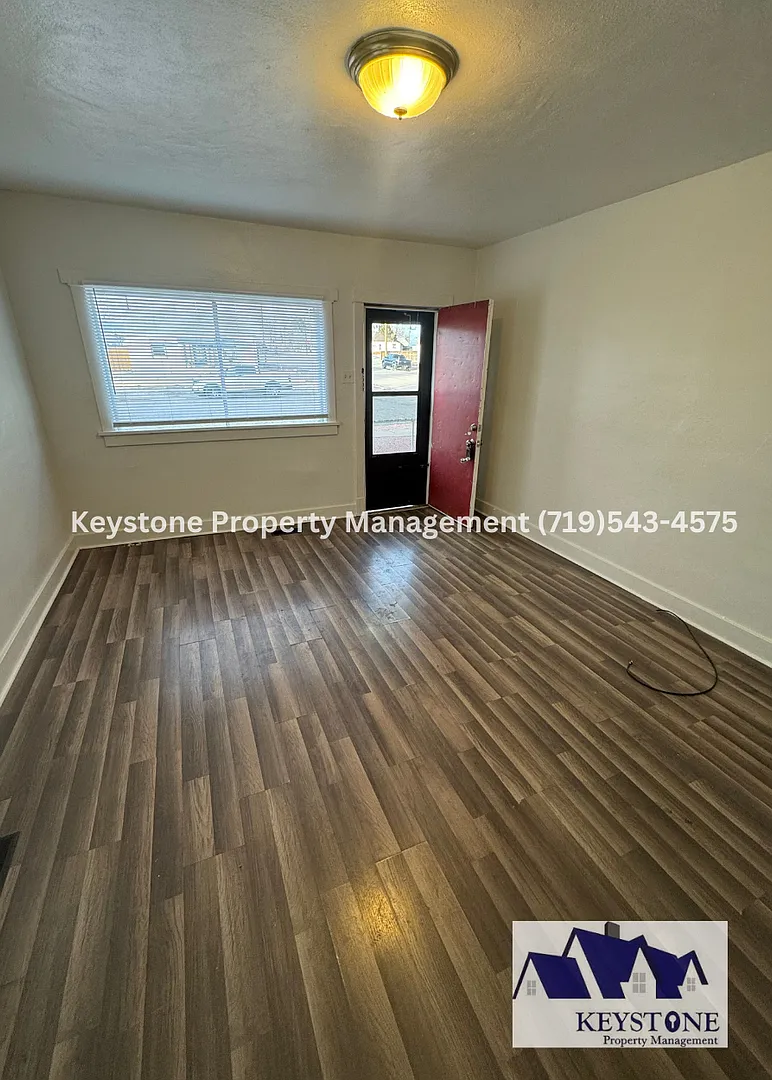 $400 OFF Special! Small Dog Allowed! 1 Bedroom/1 Bathroom/1 Car Garage for Storage $800/$800 — Photo 3