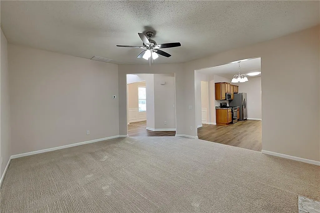 4 bed, 2.5 bath, 1921 sqft, $2,100 — Photo 3