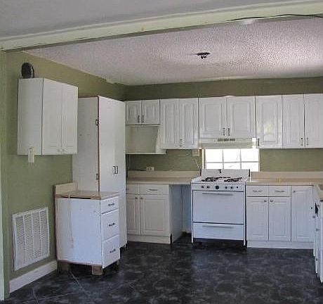 3rd image of 2560 NE 192nd St