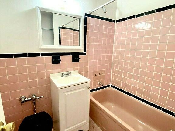 4th image of 87-01 Elmhurst Ave #1B