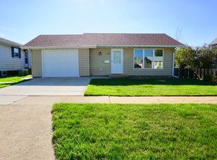 120 1st St SW, Dickinson, ND 58601