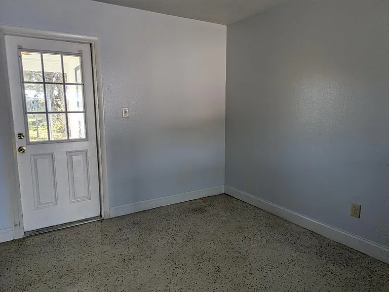 2736 Seneca Ave — Photo 12