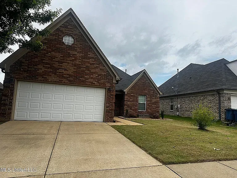 7927 Ridgedale Dr — Photo 2
