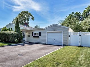 130 Southwood Cir, Syosset, NY 11791