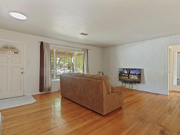 4th image of 7422 Camellia Ln