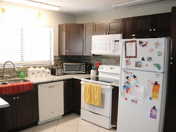 5th image of 4407 Woodstock Dr APT A