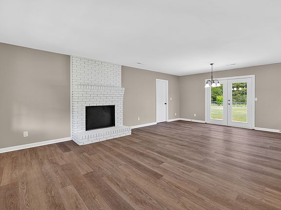 5th image of 16 Hattie Dr