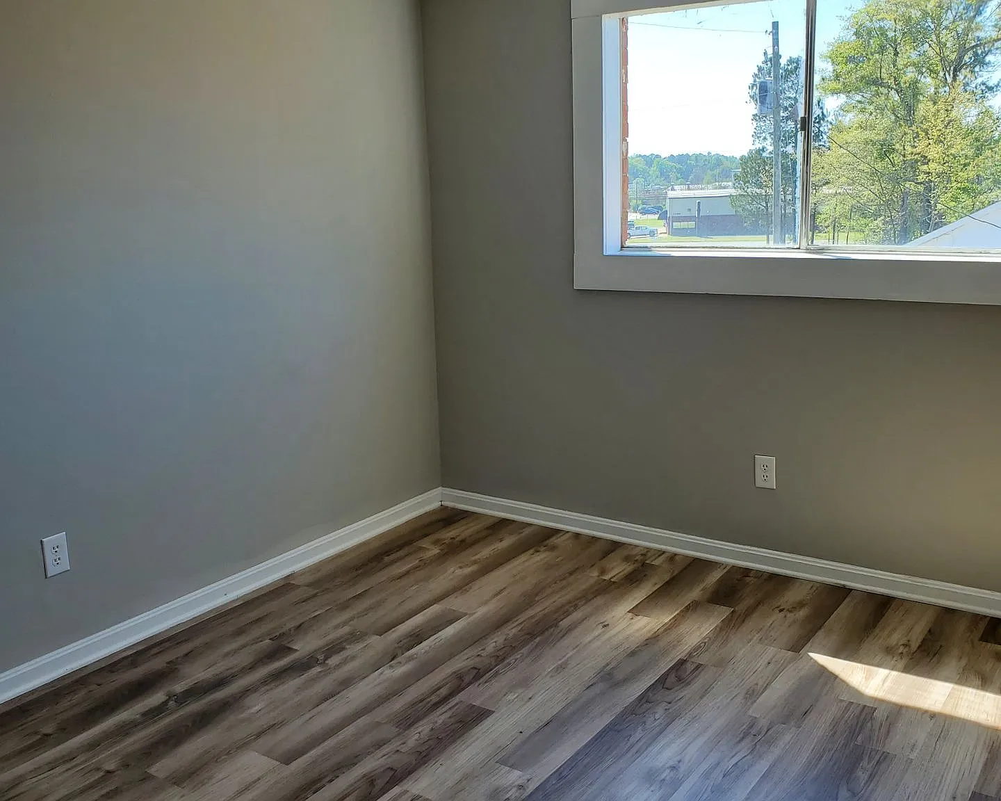 Dixon Manor Apartments — Photo 4