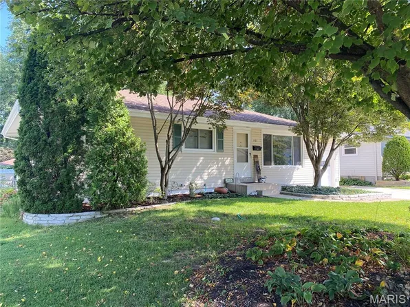 110 Eldorado Dr, Florissant, MO 63031