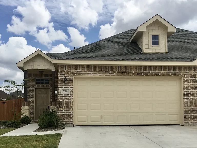 914 Chaparral Trl — Photo 2