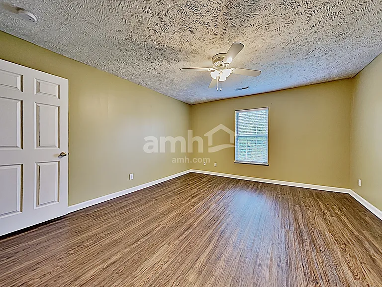 1423 Newbury Ln — Photo 9