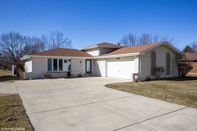 Need space for extra cars and Toys PLUS a big yard? Welcome to 405 E. Kendall