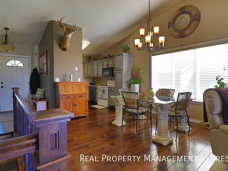 109 N Foss Ave — Photo 2