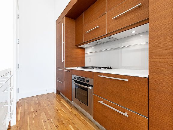 5th image of 360 Furman St APT 914