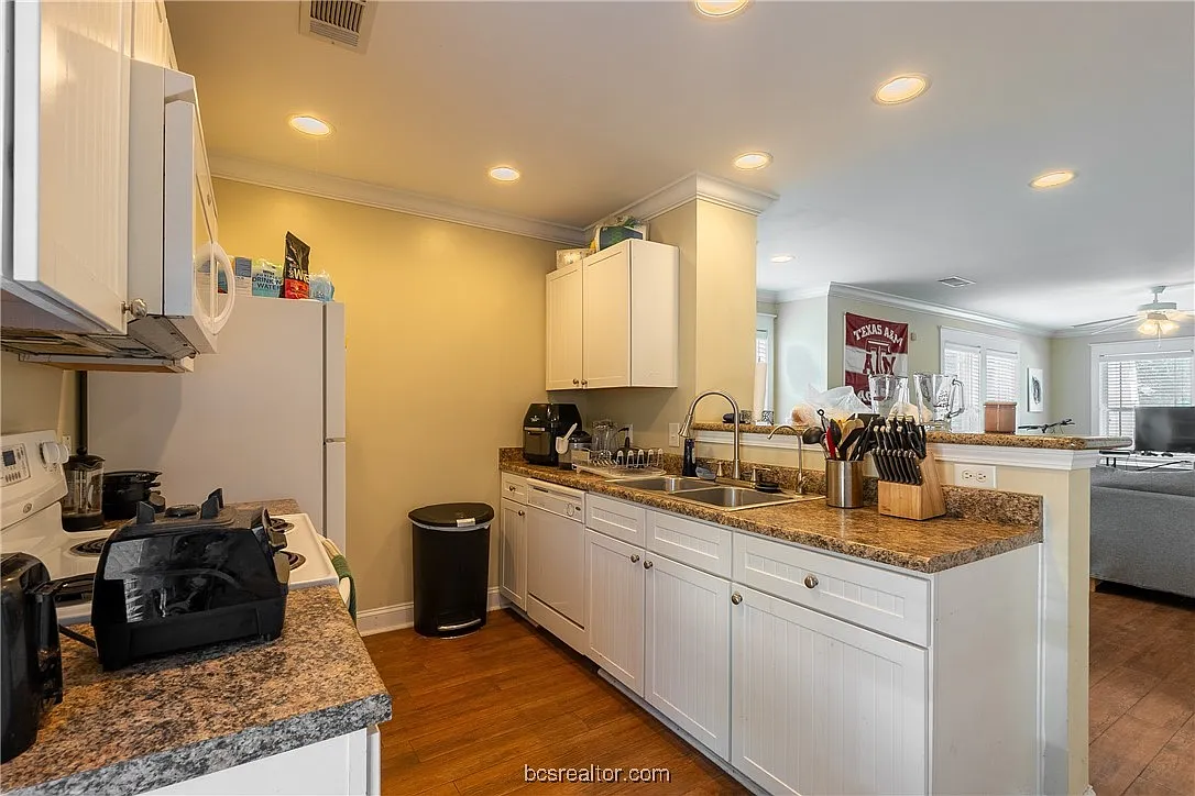 2 bed, 2.5 bath, 1052 sqft, $1,200 — Photo 2