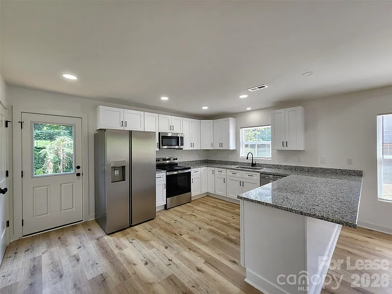 1302 Rainbow Dr — Photo 4