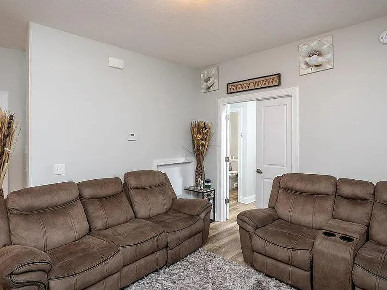 2664 Greenport Dr — Photo 11