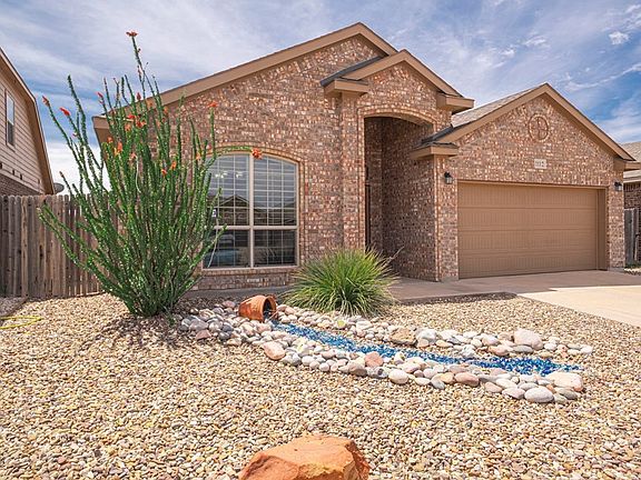 Darling curb appeal!! Low maintenance front yard