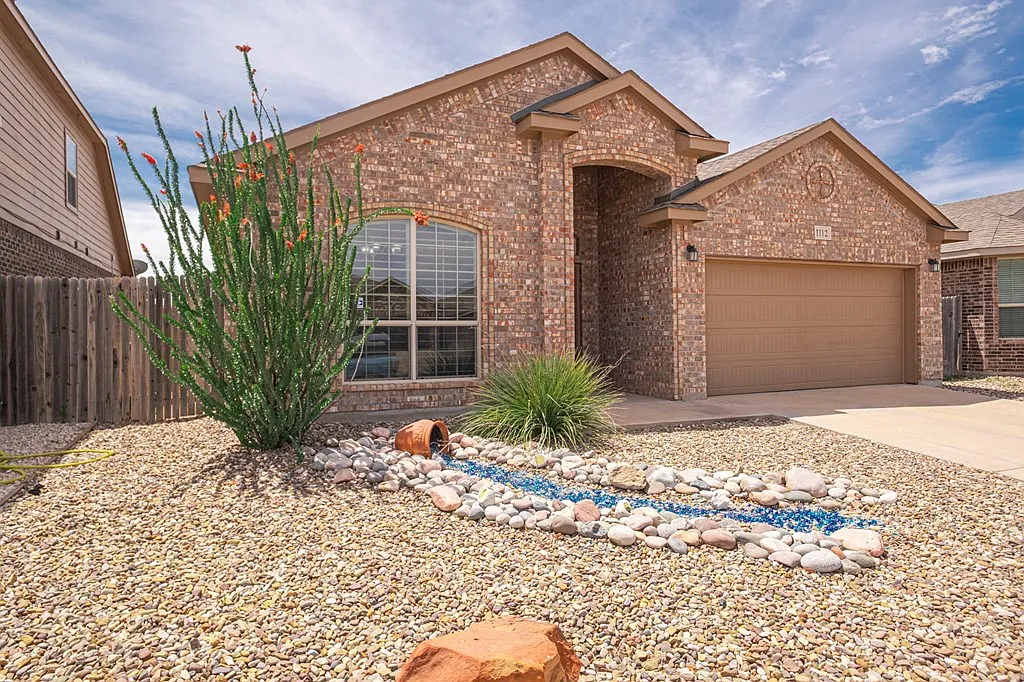 Darling curb appeal!! Low maintenance front yard - 1111 Cerrillos Ave