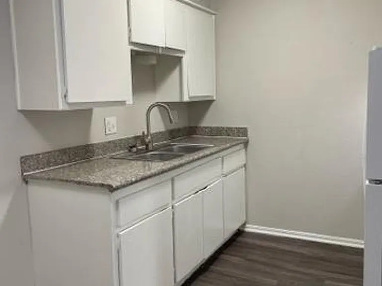 Ridgewood Village Apartments — Photo 2