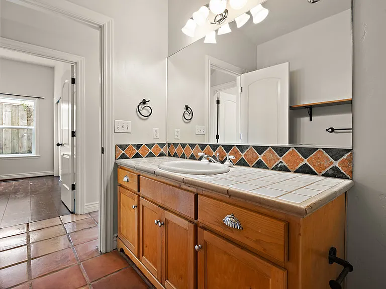 6362 Broadway Ter — Photo 16