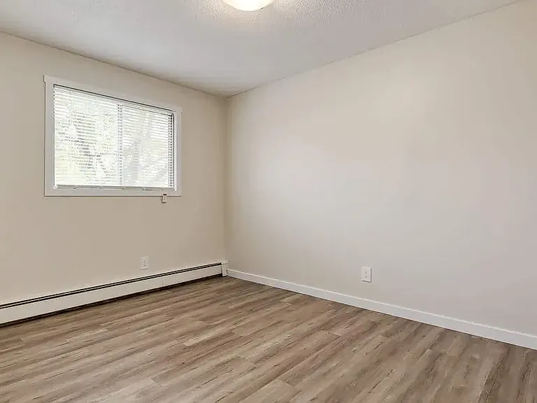 510 Robert St E — Photo 10