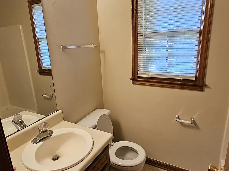 1709 Riverside Ct NE — Photo 10