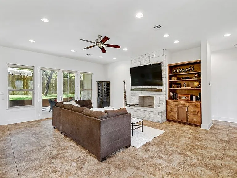 1006 Lipan Trl — Photo 5