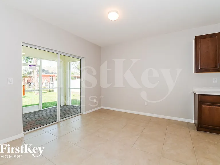2705 SW 4th Ln — Photo 4