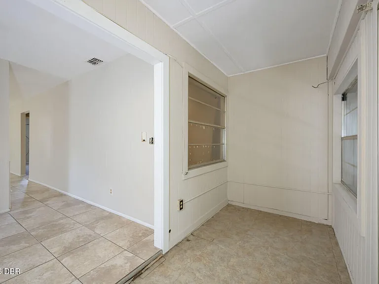 927 E Millard Ct — Photo 15